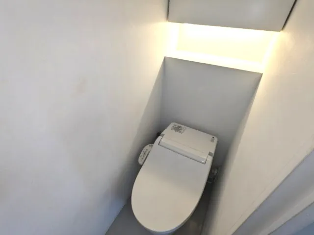 Faret Yoyogi Uehara - Interior - ["Automotive design", "Toilet", "Stairs"]