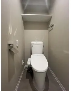 River City 21 East Towers II - Interior - ["Toilet seat", "Toilet", "Plumbing fixture"]