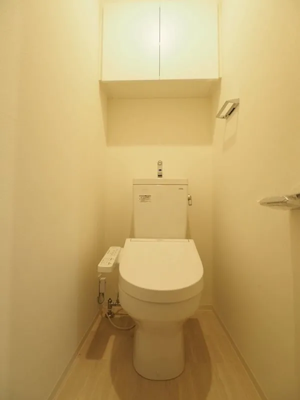 Kaje Bunkyo Sengoku - Interior - ["Toilet seat", "Toilet", "Bathroom"]
