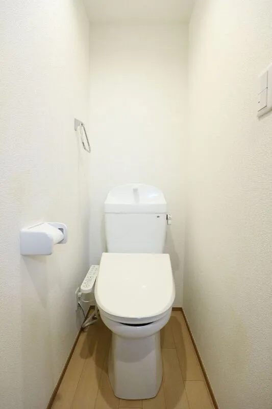 Tribeca - Interior - ["Toilet seat", "Toilet", "Bathroom"]