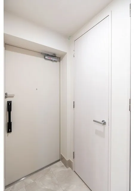 Ichigayadaimachizaka Front - Interior - ["Door", "Fixture", "Handle"]