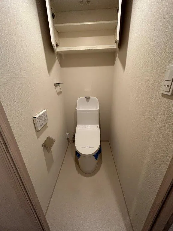 Doue Waseda - Interior - ["Toilet", "Toilet seat", "Automotive design"]