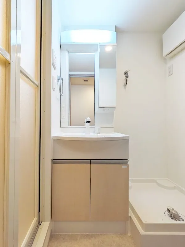 HJ Crown II - Interior - ["Plumbing fixture", "Flooring", "Interior design"]