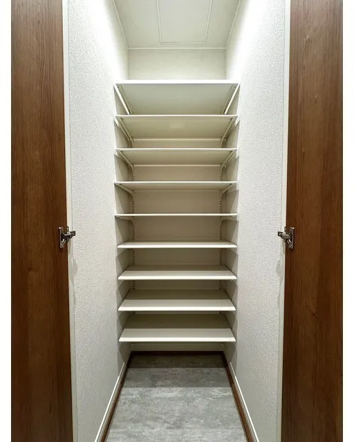 Well Square Hatagaya - Interior - ["Wood", "Flooring", "Shelving"]