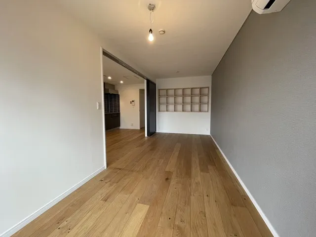 Maison Sunshine - Interior - ["Building", "Fixture", "Window"]