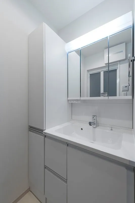 Residia Mejiro - Interior - ["Mirror", "Tap", "Sink"]