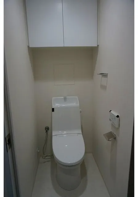 Ambiente Komagome - Interior - ["Toilet seat", "Toilet", "Plumbing fixture"]