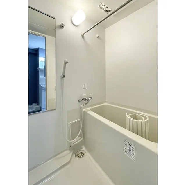 W723 - Interior - ["Plumbing fixture", "Bathtub", "Bathroom"]