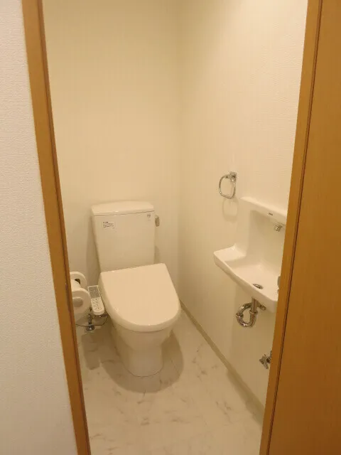Doue Kiyosumi Shirakawa - Interior - ["Toilet seat", "Bathroom", "Plumbing fixture"]