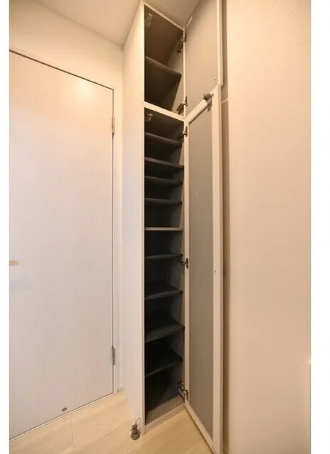 Plage Waseda - Interior - ["Wood", "Shelving", "Cupboard"]