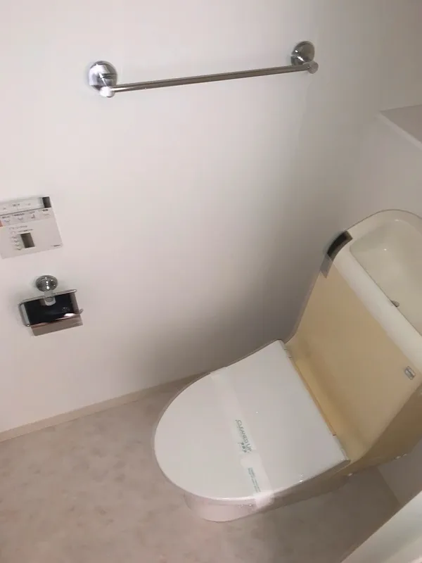 Residence Mishuku - Interior - ["Toilet seat", "Toilet", "Bathroom"]