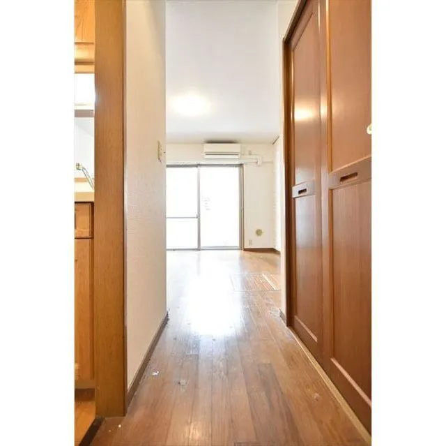 Plateau Jingumae - Interior - ["Brown", "Property", "Building"]