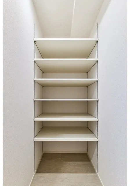 Due Oku - Interior - ["Shelving", "Wood", "Shelf"]