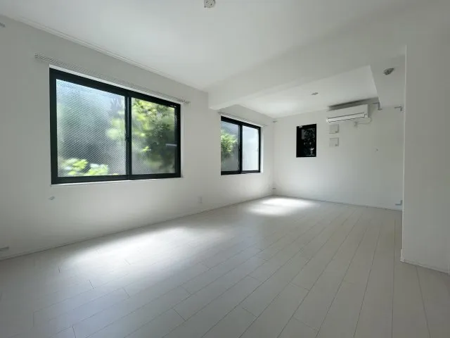 El Faro Ikejiri - Interior - ["Building", "Property", "Window"]