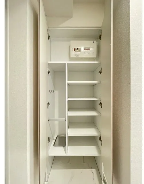 Comforia Liv Kayabacho - Interior - ["Wood", "Flooring", "Cupboard"]