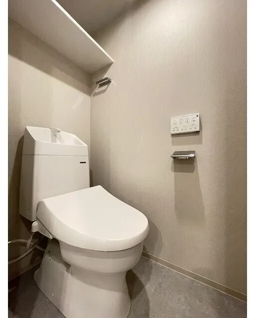 Well Square Yawata-Yama - Interior - ["Toilet seat", "Toilet", "Plumbing fixture"]