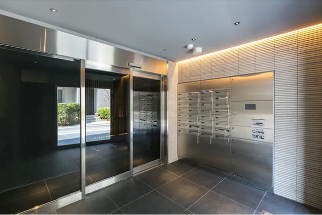 Abitation - Exterior - ["Property", "Ceiling", "Building"]