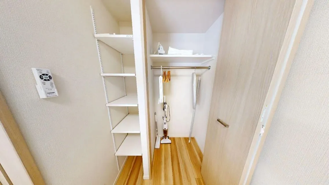 Hmlet Koenji II - Interior - ["Flooring", "Wall", "Wood"]