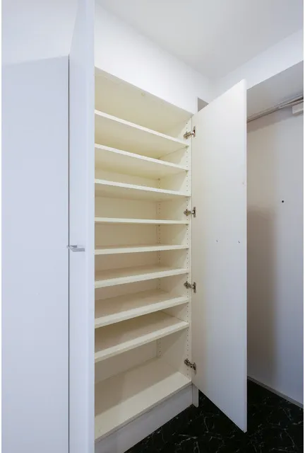 Quintet Ebisu - Interior - ["Wood", "Flooring", "Shelving"]