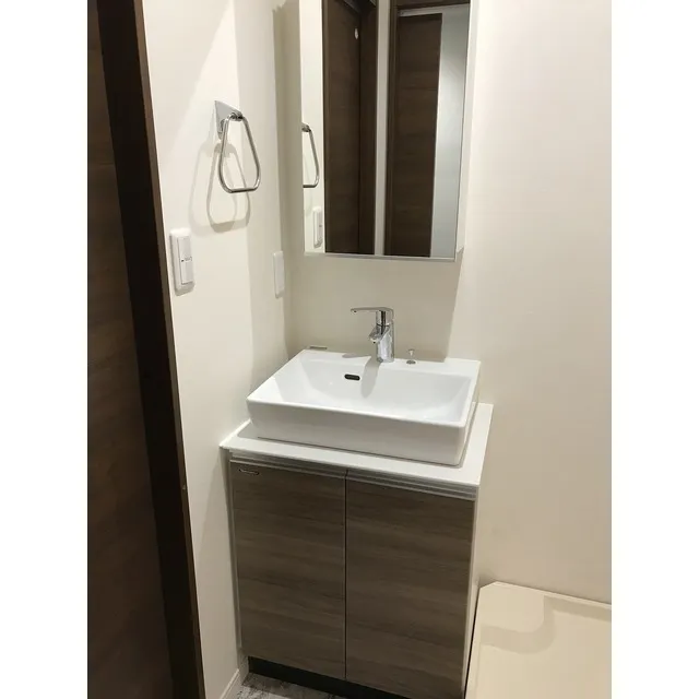 Well Square Jiyugaoka WEST - Interior - ["Mirror", "Tap", "Bathroom cabinet"]