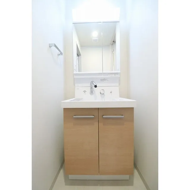 Rivere Shiba Park - Interior - ["Mirror", "Tap", "Cabinetry"]