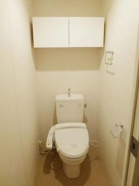 Le Sillage Jingumae - Interior - ["Plumbing fixture", "Flooring", "Toilet seat"]