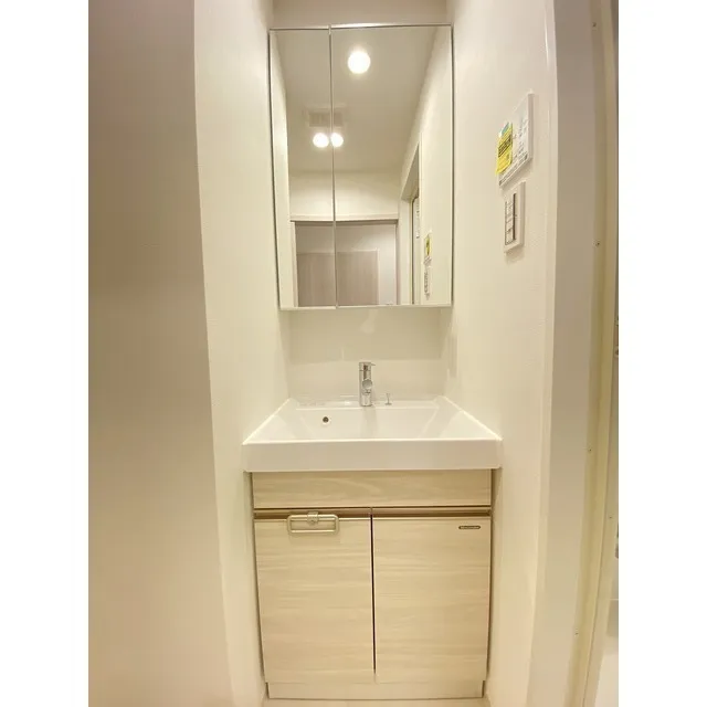 Comforia Live Kiba - Interior - ["Mirror", "Tap", "Bathroom cabinet"]