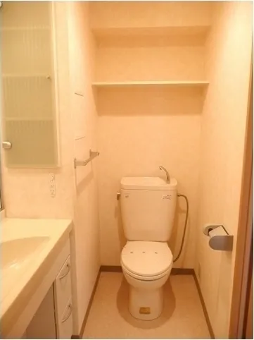 Arcus - Interior - ["Toilet seat", "Plumbing fixture", "Toilet"]