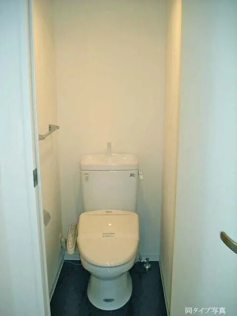 Comforia Higashinakano - Interior - ["Toilet seat", "Toilet", "Bathroom"]