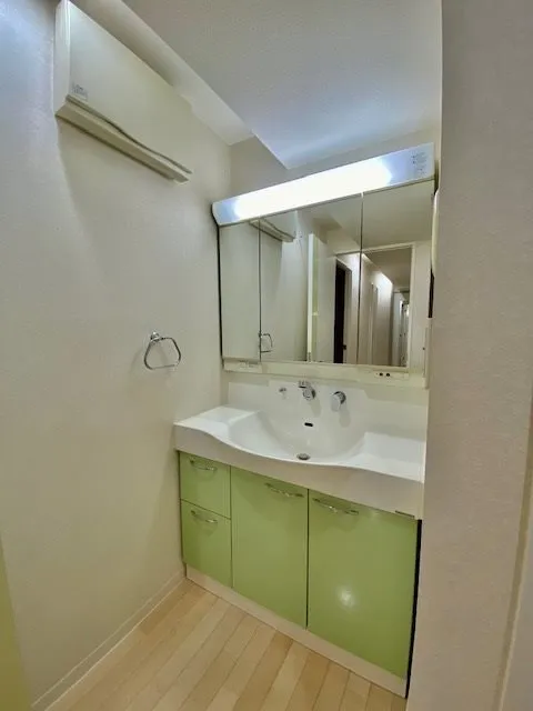Laclas Nihonbashi Hisamatsucho - Interior - ["Mirror", "Tap", "Bathroom sink"]
