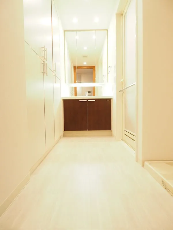 Residia Bunkyo Sengoku 2 - Interior - ["Building", "Fixture", "Hall"]
