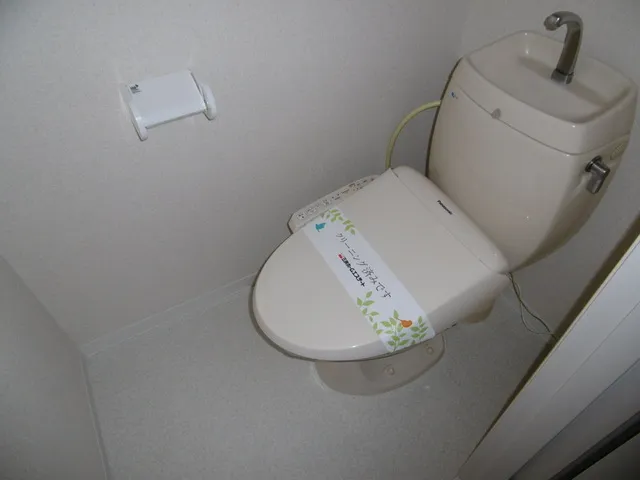 Chestnut Villa - Interior - ["Toilet seat", "Toilet", "Plumbing fixture"]