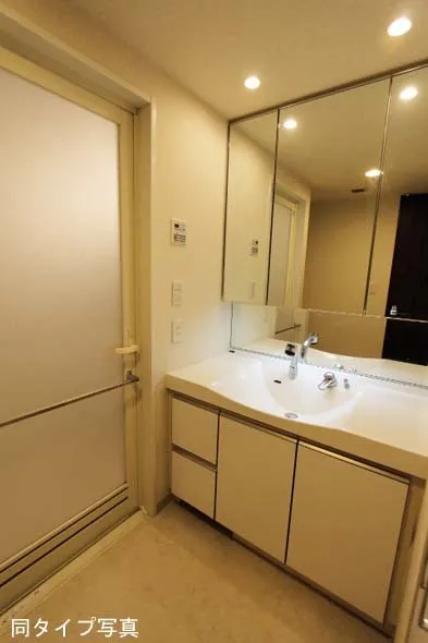 Comforia Tamachi - Interior - ["Mirror", "Bathroom cabinet", "Tap"]