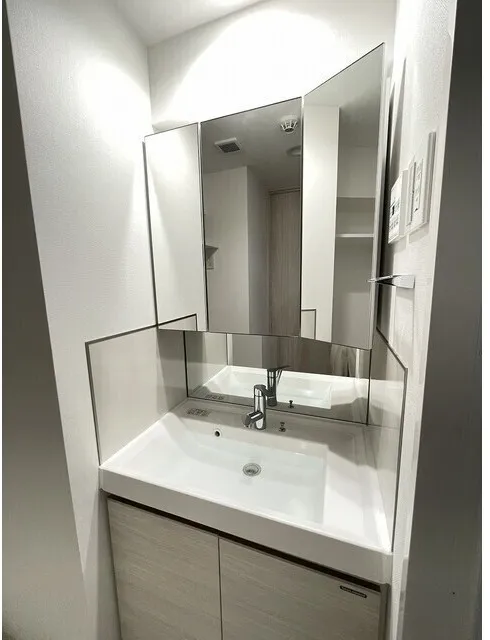 Comforia Liv Hirai MUTIO - Interior - ["Bathroom Sink", "Plumbing fixture", "Interior design"]