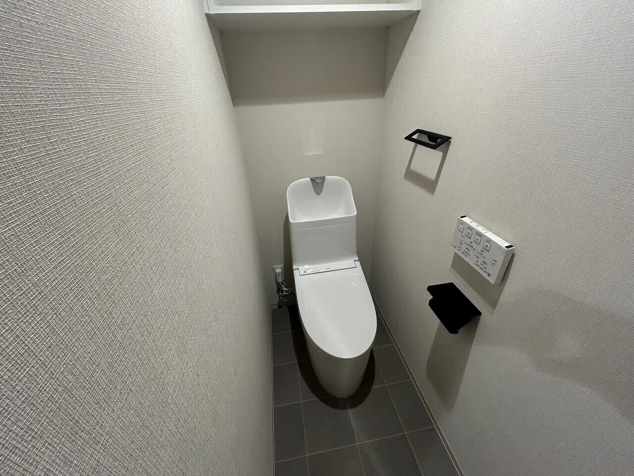 Branchiesta Ekoda - Interior - ["Toilet seat", "Toilet", "Flooring"]