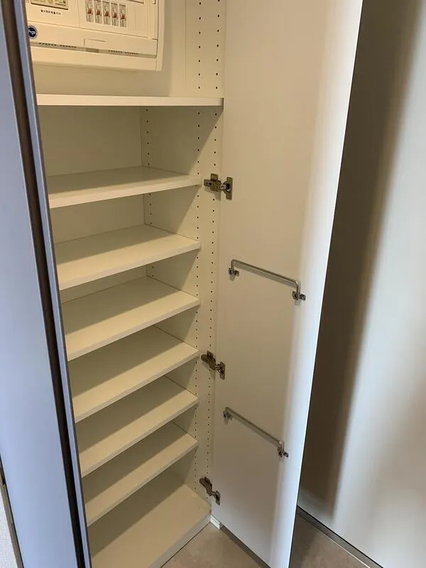 Primal Minamisuna - Interior - ["Wood", "Flooring", "Shelving"]