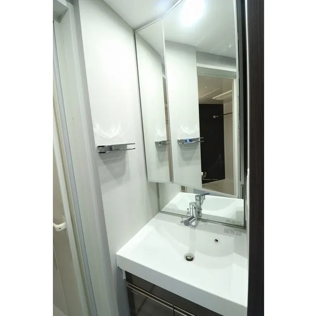ORME COURT NIPPORI EAST - Interior - ["Mirror", "Tap", "Sink"]