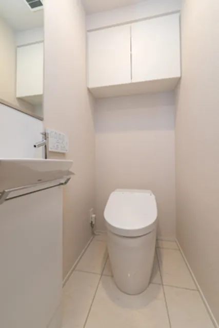Open Residencia Yoyogi - Interior - ["Bathroom", "Toilet", "Toilet seat"]