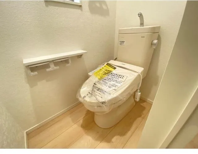 Kolet Nishidai - Interior - ["Toilet seat", "Toilet", "Plumbing fixture"]