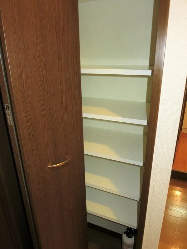 GRACE Omori - Interior - ["Wood", "Shelving", "Wood stain"]