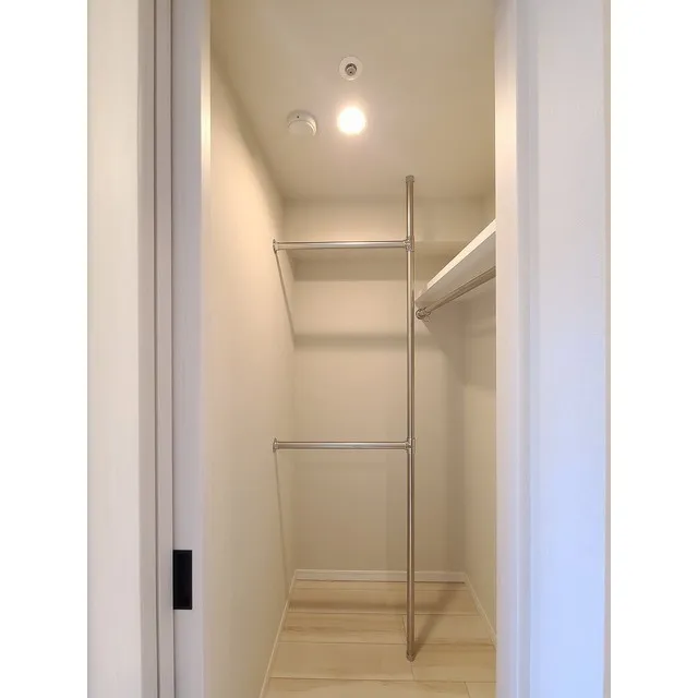 Comforia Higashioi II - Interior - ["Furniture", "Wood", "Building"]