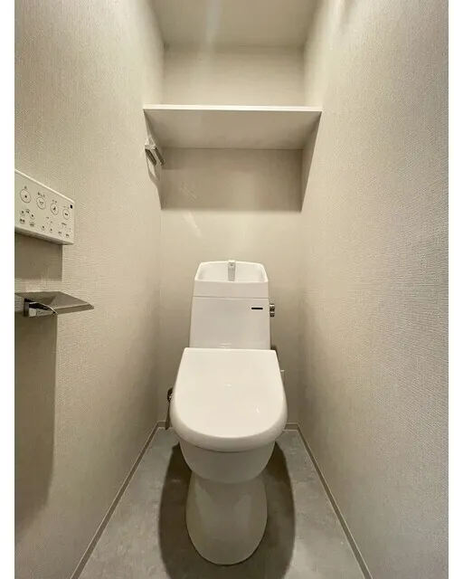 Well Square Yawata-Yama - Interior - ["Toilet seat", "Toilet", "Plumbing fixture"]