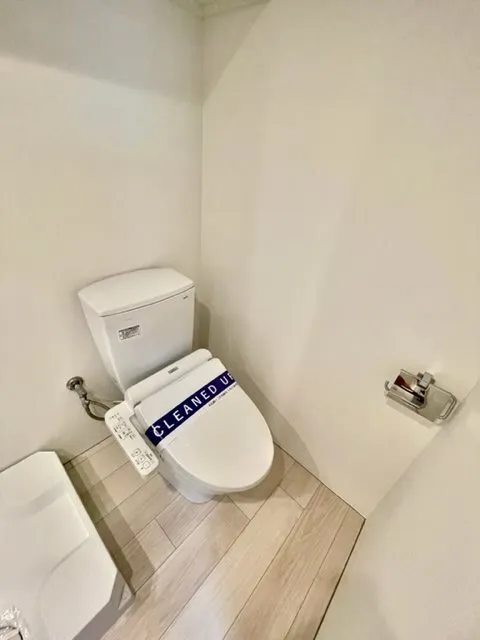Lacras Yotsuya Sanchome - Interior - ["Toilet seat", "Toilet", "Plumbing fixture"]