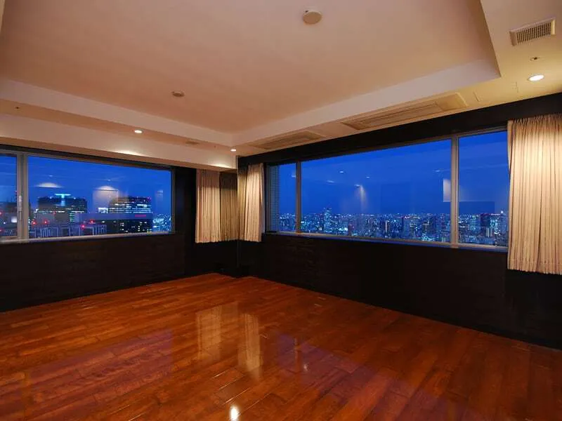 La Tour Shiodome - Interior - ["Wood", "Hall", "Floor"]