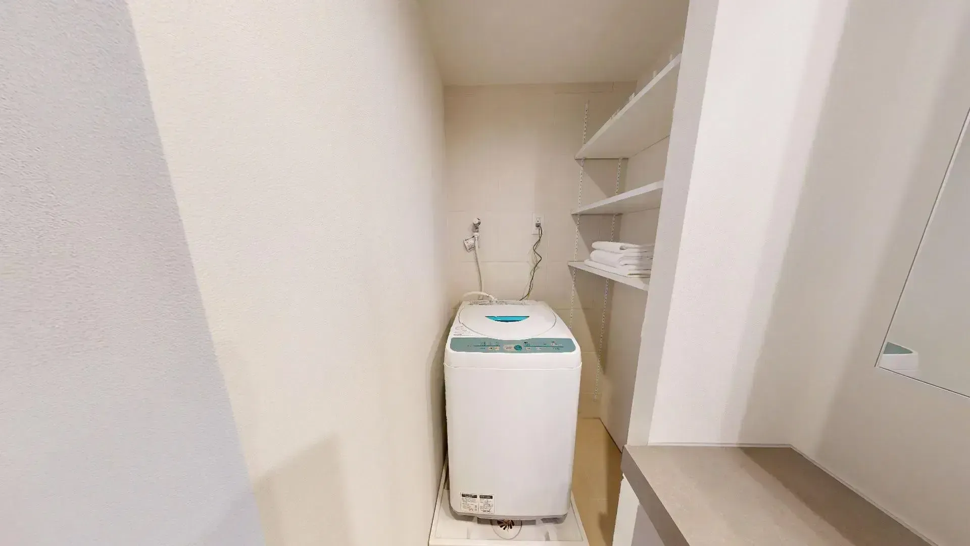 Hmlet Shinjuku Wakamatsucho - Interior - ["Washing machine", "Flooring", "Floor"]
