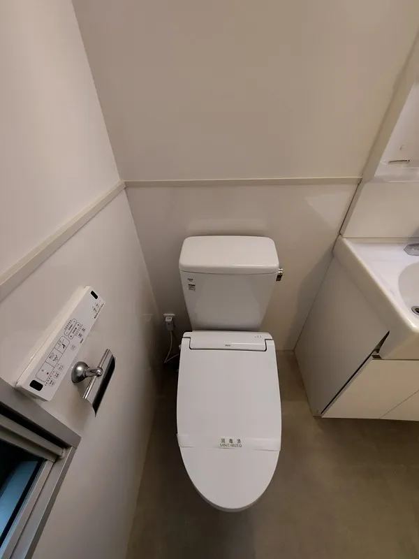 La Tierra Ookayama - Interior - ["Toilet seat", "Toilet", "Plumbing fixture"]