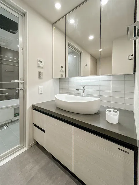 Royal Parks Shinagawa - Interior - ["Mirror", "Tap", "Plumbing fixture"]