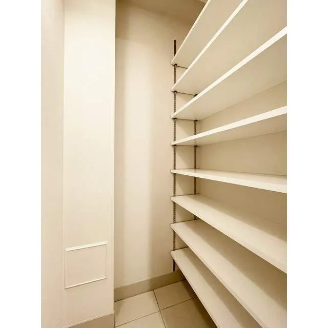 IPSE Yoyogi Uehara - Interior - ["Wood", "Shelf", "Fixture"]