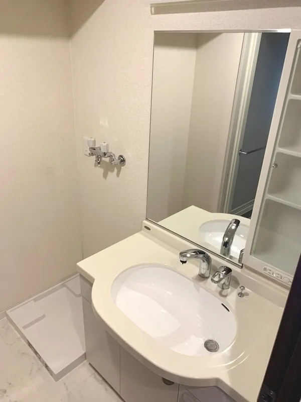 Shiba Park Apartment - Interior - ["Plumbing fixture", "Flooring", "Interior design"]