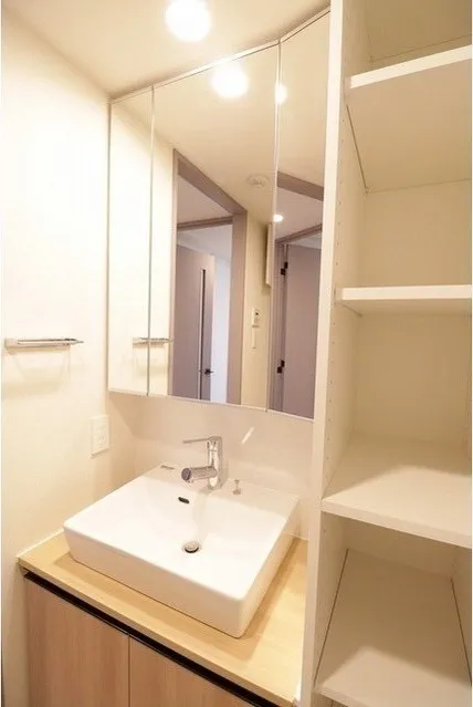 Geoent Asakusa Kaminarimon - Interior - ["Mirror", "Tap", "Sink"]